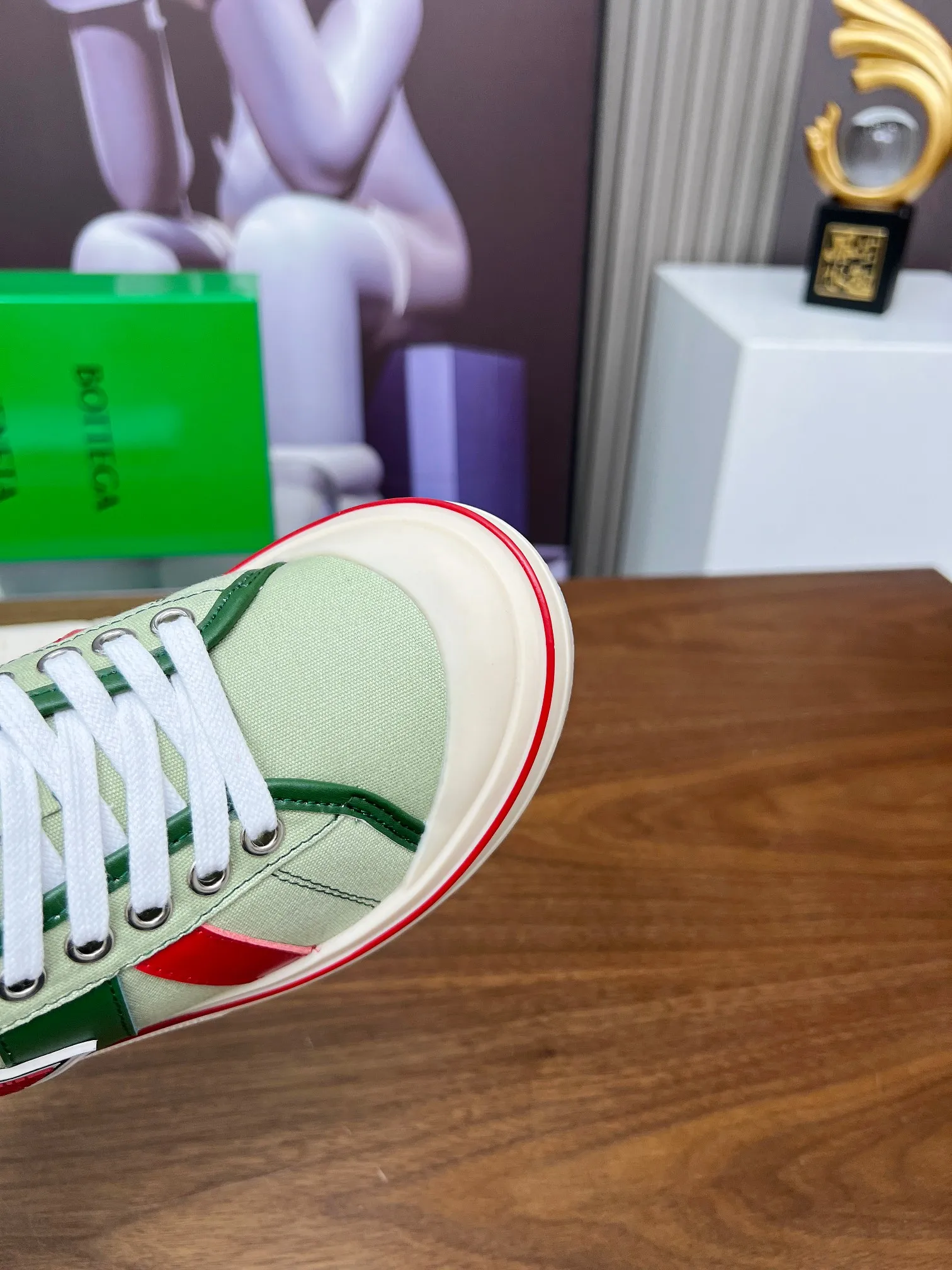 Men's men's shoes 💰500💰 Bottega Veneta BV's latest Eliot series retro basketball shoes casual sports canvas shoes will become gods once it is launched‼ ️ Inspired by retro basketball sneakers, the color combination highlights youthful vitality and perfectly interprets the theme of youth and childlike innocence. The details are also very particular. The summer canvas brings excellent durability and comfort. Designs such as calfskin trim, rubber toe caps and hand-painted retro red lines are full of retro feel. The round toe and convex sole add a modern feel and are suitable for various styles. Easily create a fashionable atmosphere. The upper foot is the focus...can be worn as a couple's shoes...The red lines on each shoe edge are hand-painted, which adds more taste and attitude! ✦Fabric: Original customized high-density canvas + cowhide ✦Inner: original customized breathable canvas ✦Insole: movable latex cowhide insole ✦Sole: original molded non-slip and wear-resistant TPU material ✦Sole thickness: 3cm, low-profile, single shoe ✦Number of sizes: female size 35--40, female 40 is customized and non-returnable❕ ✦Number: male size 39--45, male 45 is customized and non-returnable❗️